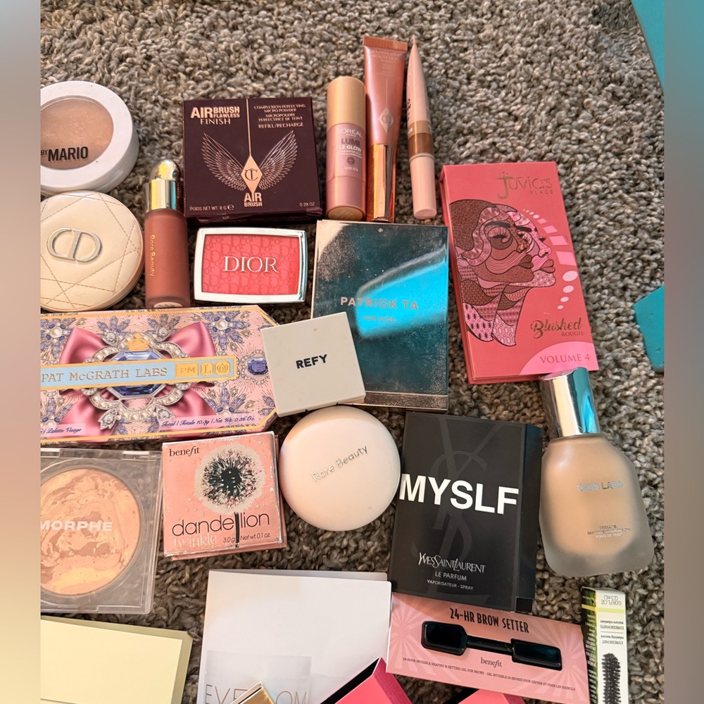 MAKEUP STASH - Picture 6 of 17